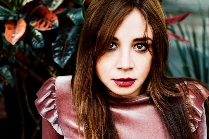 上目遣いは最強の武器 男性が思わずドキッとする上目遣いの7つのコツ トリトマ